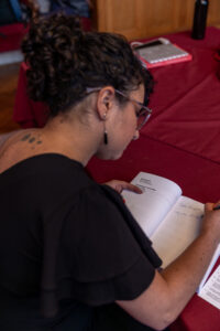 Professora Cecília assinando livro